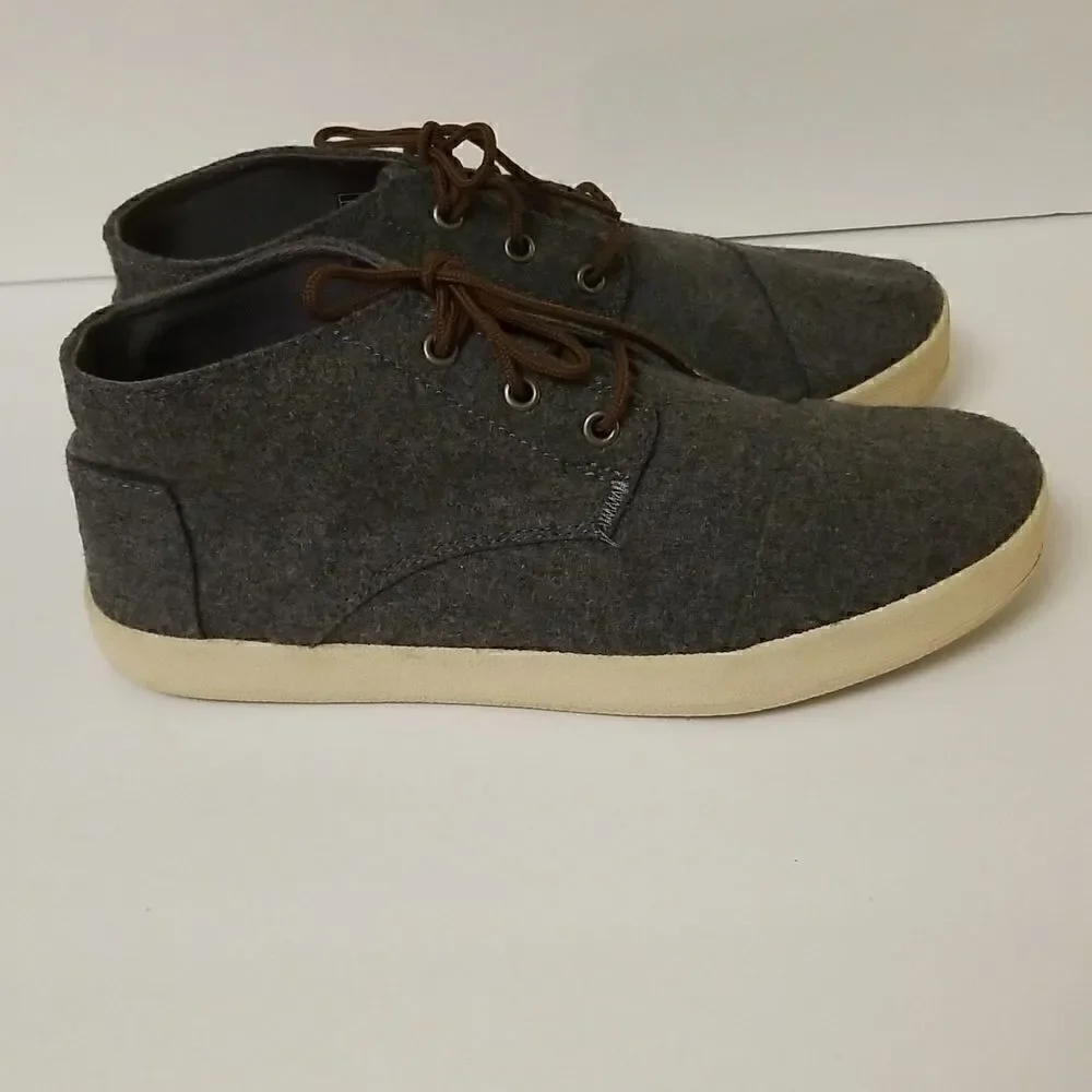 Tom's grey lace up shoes. Size 9.